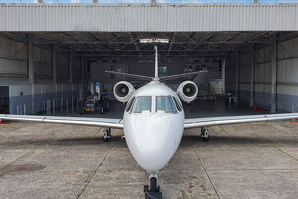 Avi&atilde;o em frente ao hangar