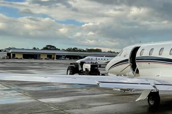 Aeronave em reboque ao terminal