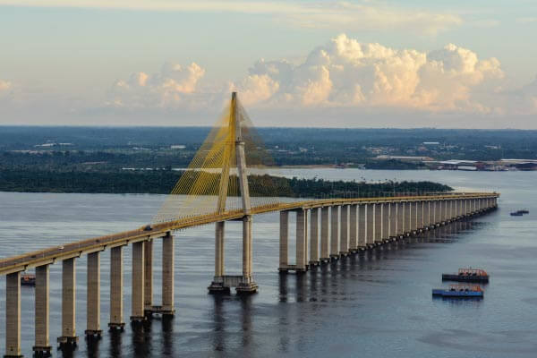 Vis&atilde;o da ponte sobre rio negro